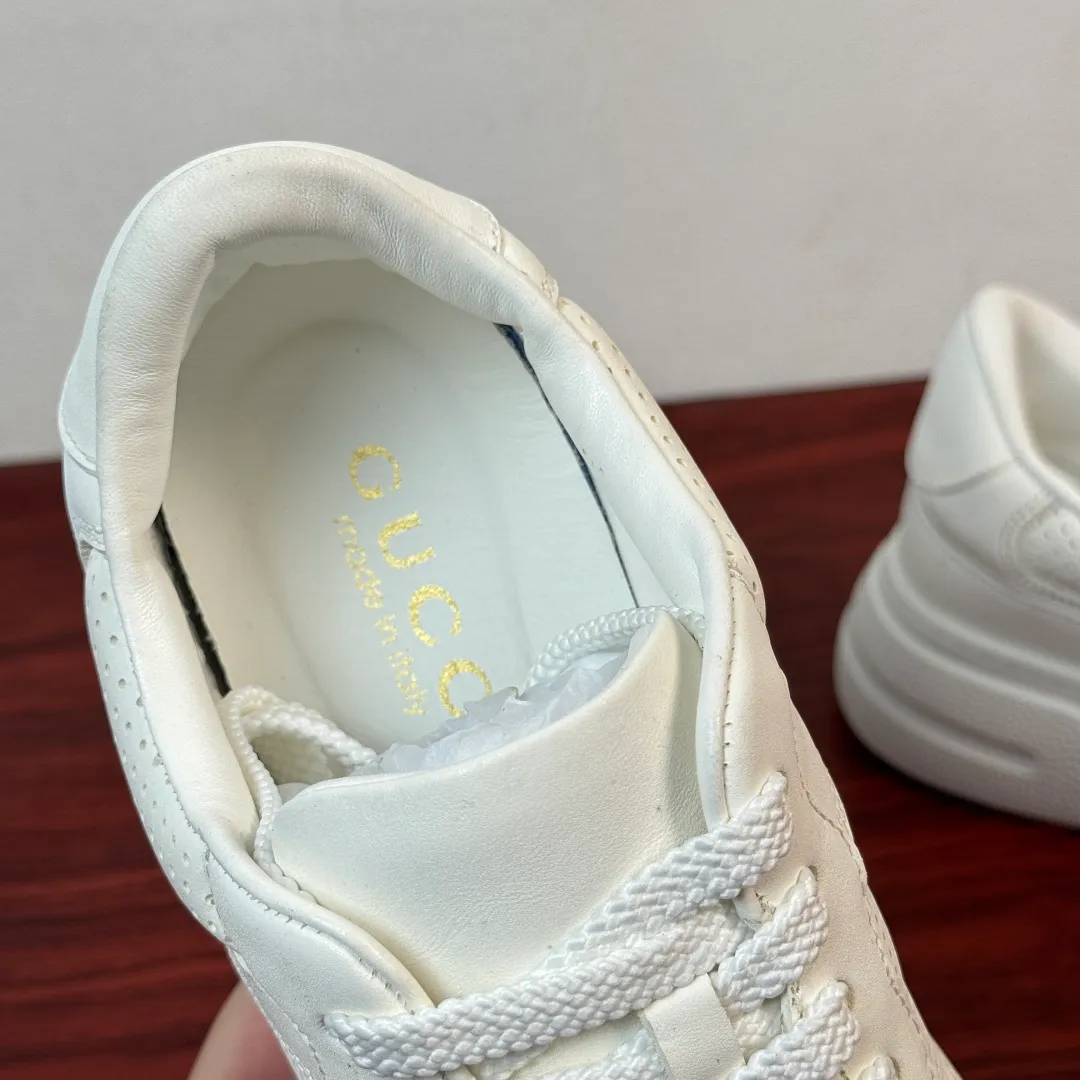 Batch 800 Gucci/Gucci new autumn men's leather sneakers thick-soled lightweight biscuit shoes! In the 2025 autumn and winter series, this sneaker adopts a thick-soled structure and cleverly uses the triple elements of silhouette design, color matching and material. Showcase retro style. This shoe is crafted from cow leather with webbing details and features a lightweight rubber sole for added sophistication. Multiple leathers are finely tailored and precision motorcycle composite splicing creates a full sense of layering. Full calfskin lining and insole, gold logo letter badge details, 5CM thickened lightweight rubber sole, air-glue stitching process, durable without opening the glue and excellent on-foot comfort, flat last shape, easy to match with all types of pants, and comes with a full set of packaging! Size: 39-40-41-42-43-44 leather shoe size (38.45 can be customized) Item number: 431920 full leather white